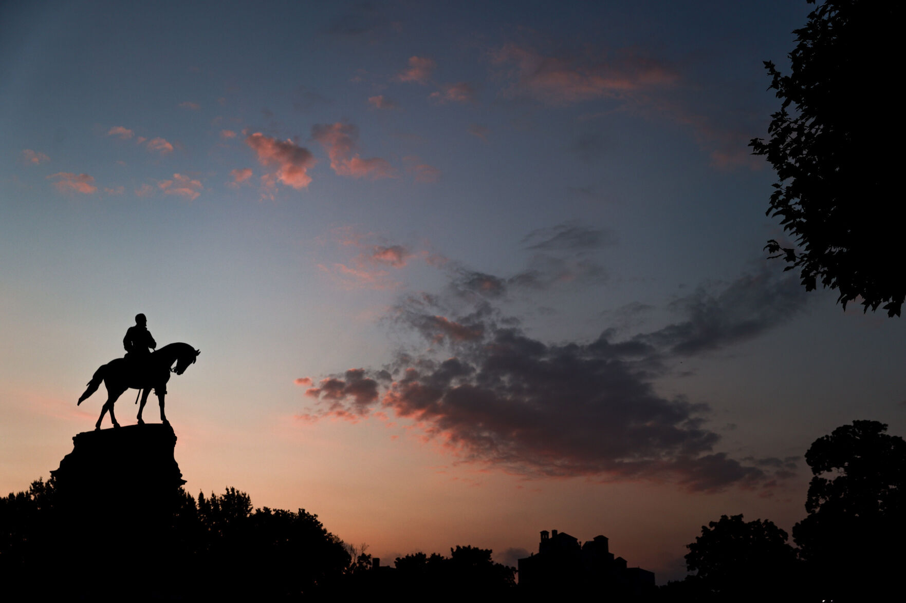 20210908_MET_STATUE